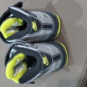 Nike size 4C Used Sneakers Grey/Green bottoms